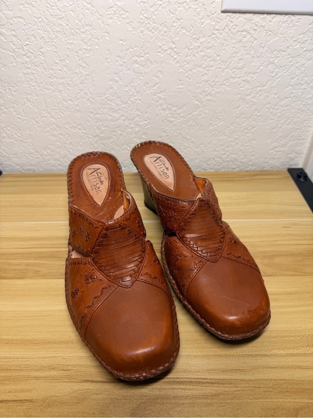 Clark’s Artisan Brown Leather Mules Clogs Women’s 7.5 Shoes Embroidered EUC